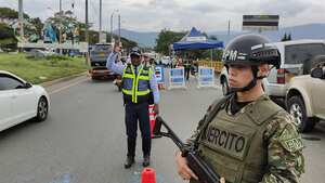 El secretario de Movilidad, Gustavo Orozco, confirmó que 400 agentes de tránsito se han dispuesto en los principales accesos de la ciudad para garantizar el retorno de los viajeros este domingo cuando concluye la Semana Santa. Fotos. El País