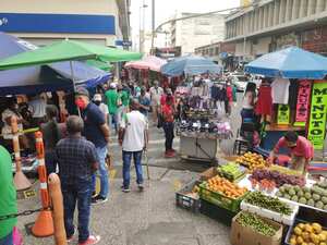 En el centro de la ciudad, donde los pequeños y medianos comercios pueden vender electrodomésticos y equipos tecnológicos, se ha visto un aumento en la afluencia de público. La Alcaldía estableció puestos de control para regular el acceso de los compradores.