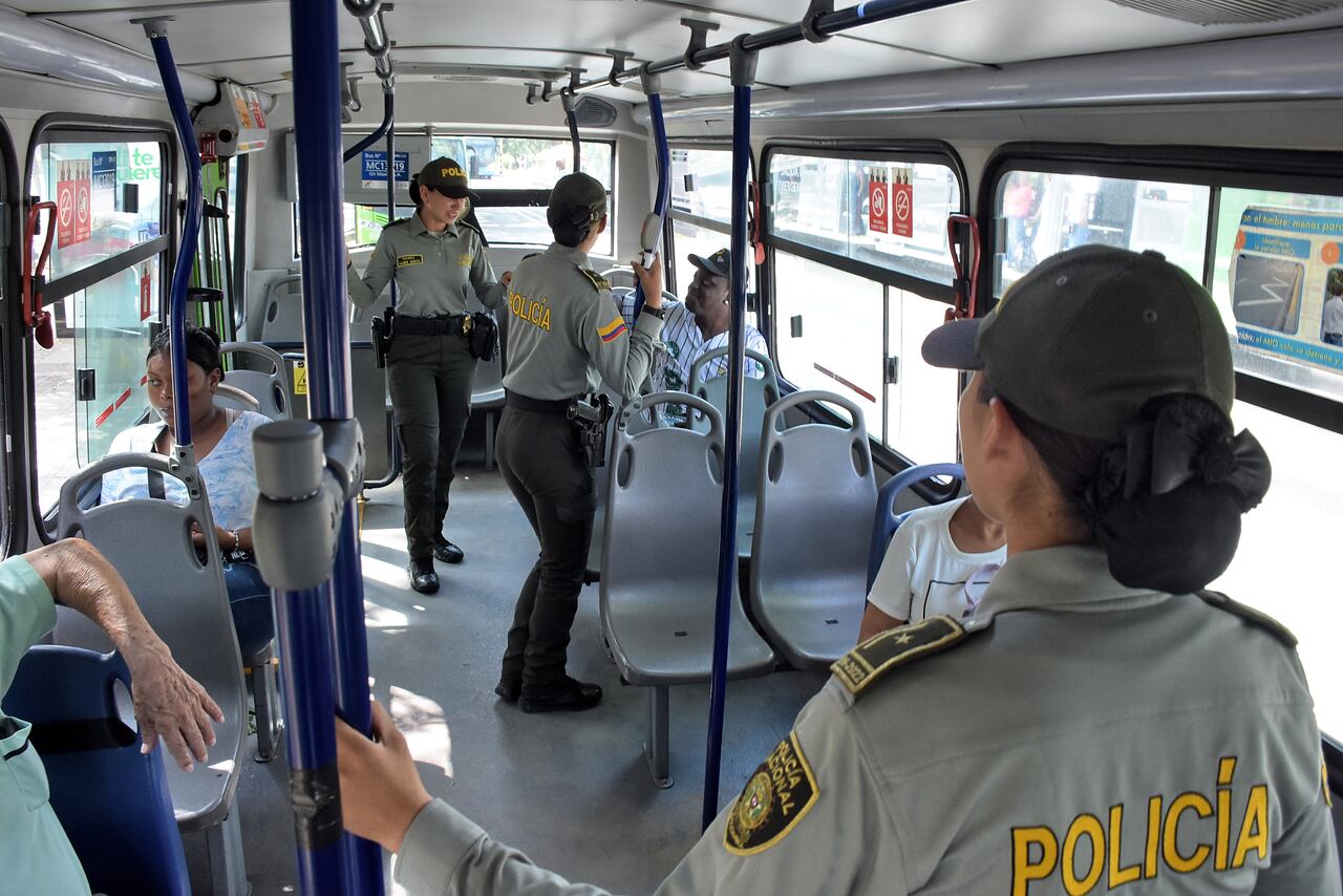 En la Estación Meléndez del MIO, la Policía hace el acompañamiento a los conductores que manejan los Alimentadores del sistema y que recorren la zona de ladera en la comuna 18 de la ciudad para evitar agresiones en su contra por parte de desadaptados.