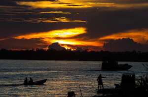 Atardecer en el río Amazonas, cerca a Leticia.