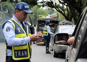 Las personas que manejan vehículos y no tienen licencia de conducción es un fenómeno que viene en aumento en Cali. El endurecimiento de los requisitos para obtener el ‘pase’ por parte del Gobierno Nacional ha influido en esta problemática.