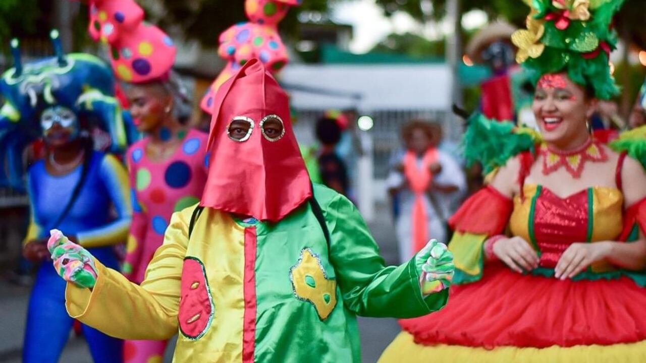 Tradicional Capuchón actor festivo de las Fiestas de Independencia del 11 de noviembre en Cartagena.