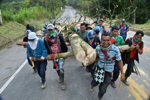 Comunidades Indígenas bloquearon la vía Panamericana que comunica a Popayán y Cali, específicamente en el kilómetro 27, a la altura del sector que es conocido como Quebrada Grande, en Piendamó, Cauca.