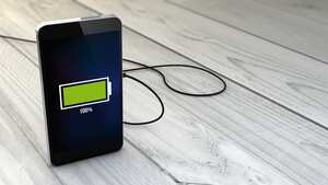 Las prácticas cotidianas de carga de los celulares están bajo escrutinio por razones que van más allá de lo evidente.