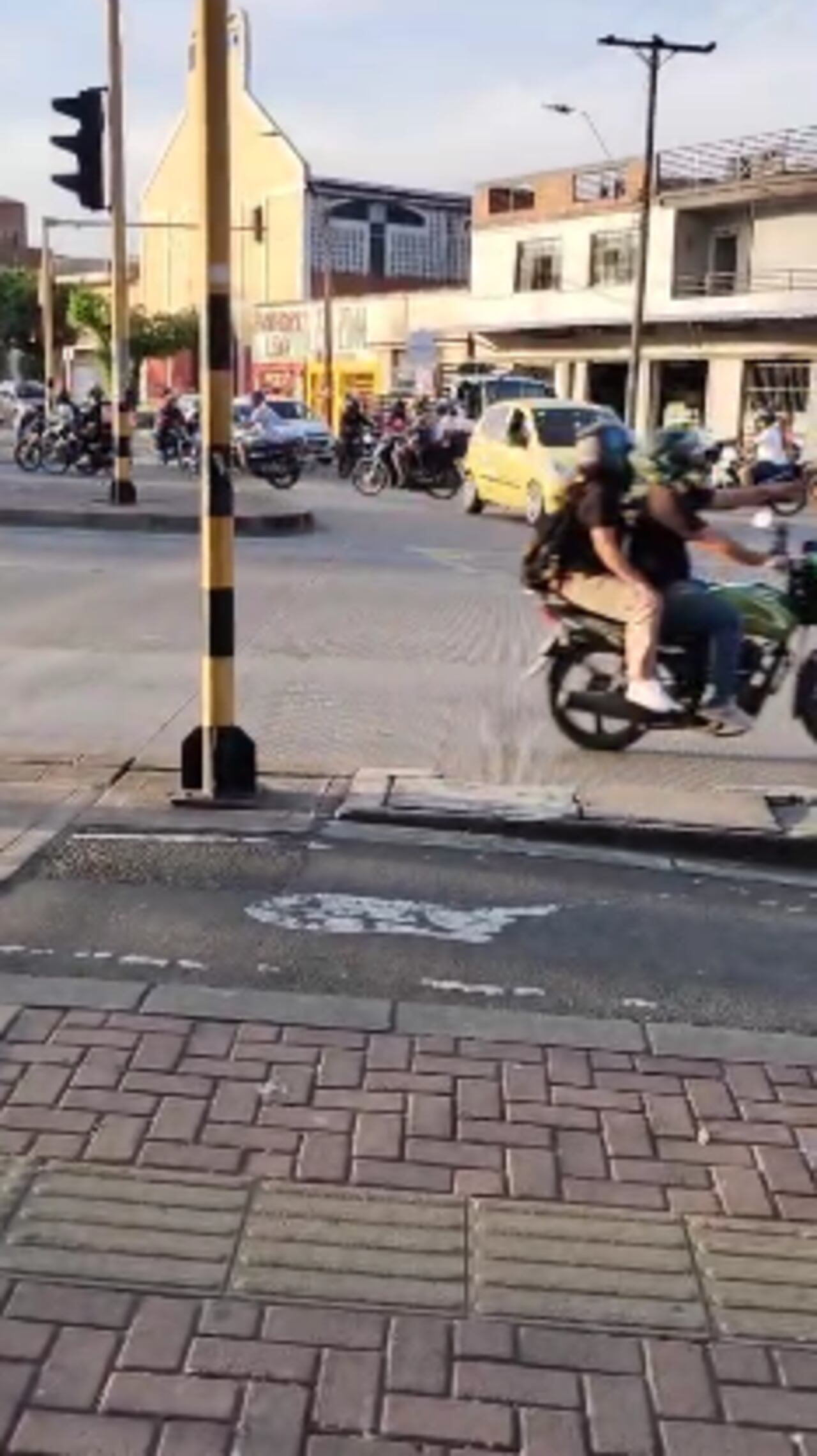 Al estar dañados los semáforos en este punto de la Comuna 9 los peatones y conductores deben prestar especial atención.