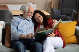 Parte de la solución a cualquier comportamiento adverso para los mayores está en manos de los cuidadores y del modelo de atención en salud centrado en la persona.