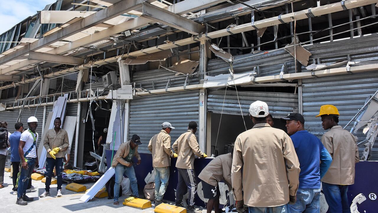 Visita ministro de defensa al lugar donde ocurrieron los atentados terroristas contra la base aérea.