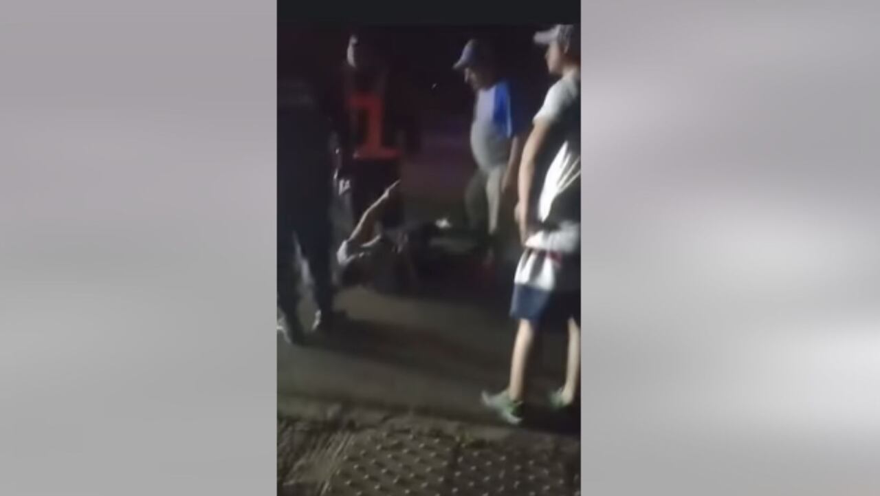 Impresionante video de hombre que le da latigazos a ladrón que robó su tienda