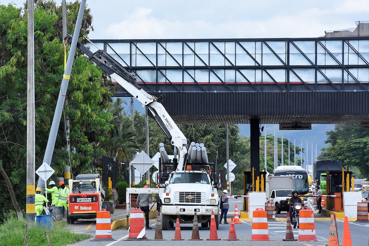 Instalación de las luminarias fotovoltaicas en la recta Cali Palmira