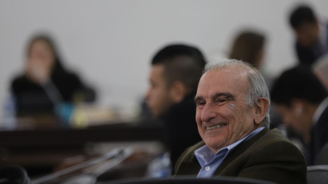 El senador votó en contra del artículo 8 del PND que daba facultades al Gobierno para implementar las recomendaciones del informe final de la Comisión de la Verdad.