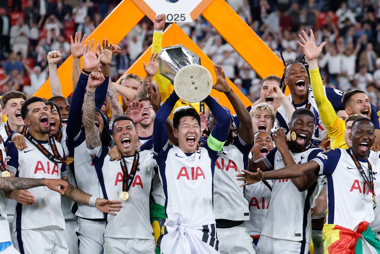 El delantero surcoreano #07 del Tottenham Hotspur, Son Heung-min, levanta el trofeo mientras celebra con sus compañeros la victoria en la final de la UEFA Europa League.