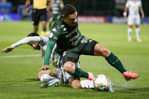 Javier Reina disputa un balón ante un jugador de Fortaleza, en partido de la Copa Betplay 2024, en Bogotá.