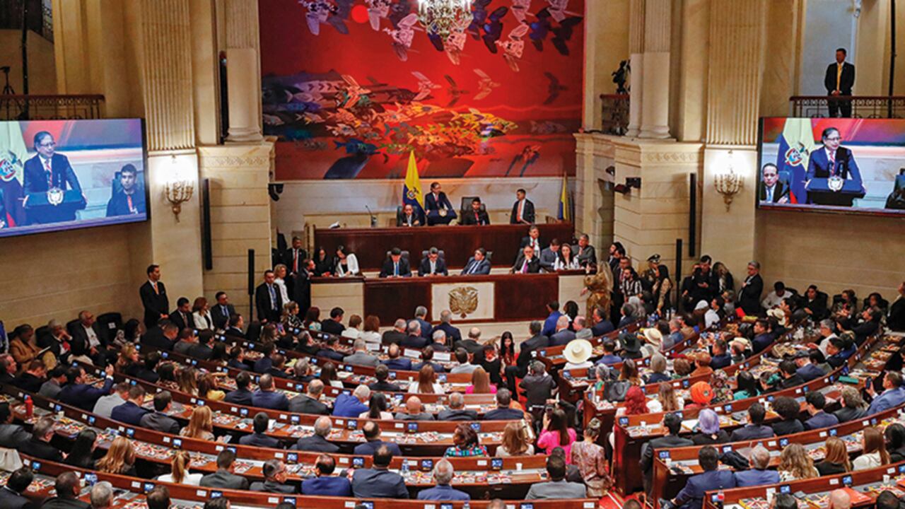 La oposición pide que el presidente Gustavo Petro asista al Congreso y se someta a un juicio político.