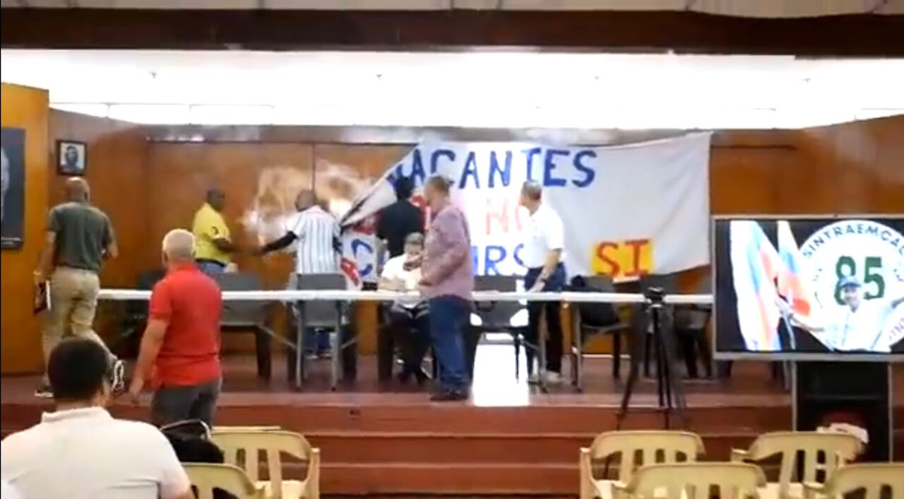 'Batalla campal' entre delegados de trabajadores y directivos de Sintraemcali.