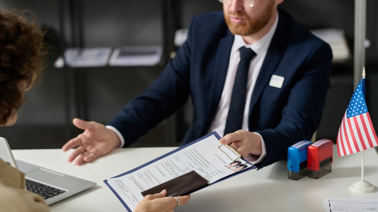 Las preguntas sobre los vínculos del solicitante con su país de origen, incluyendo su empleo actual y su situación financiera, son habituales durante la entrevista para la visa americana.