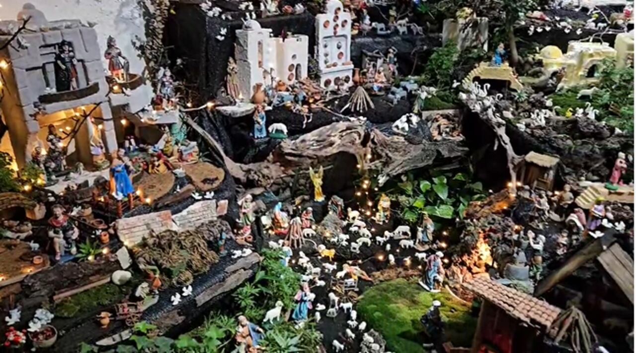 Jesús María Hernández ha creado un impresionante pesebre que incluye más de 2000 figuras y 100 árboles bonsái naturales, ocupando un espacio de aproximadamente 30 m2.