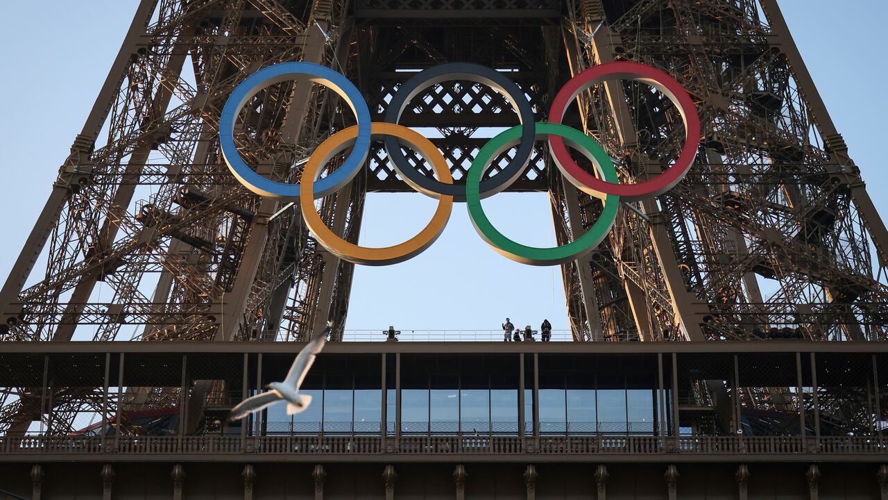 Los anillos olímpicos se montan en la Torre Eiffel el viernes 7 de junio de 2024 en París. (Foto AP//Thomas Padilla, Archivo)