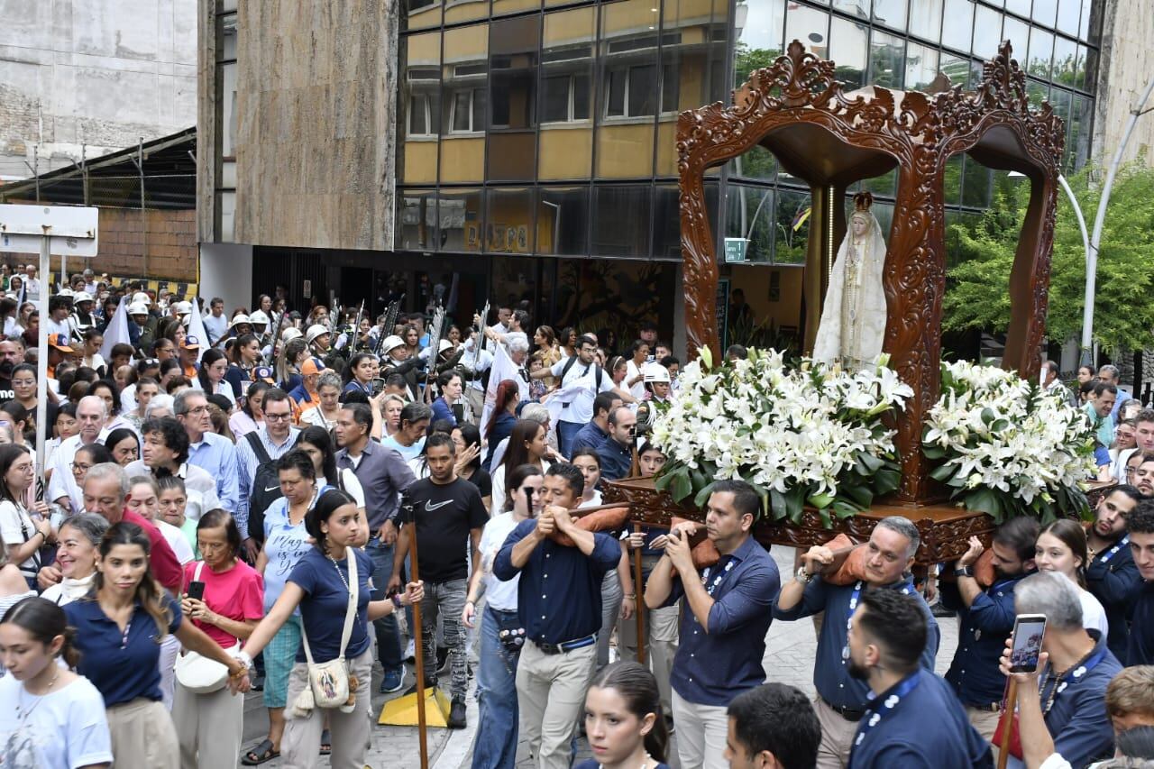 Miles de caleños acompañaron la procesión en celebración del Día de la Virgen de Fátima.