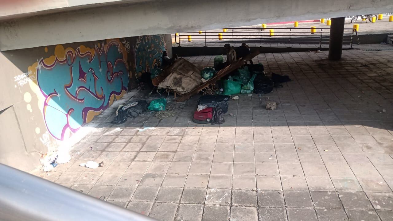 Los vecinos denuncian que los habitantes de calle consumen sustancias estupefacientes en la zona.