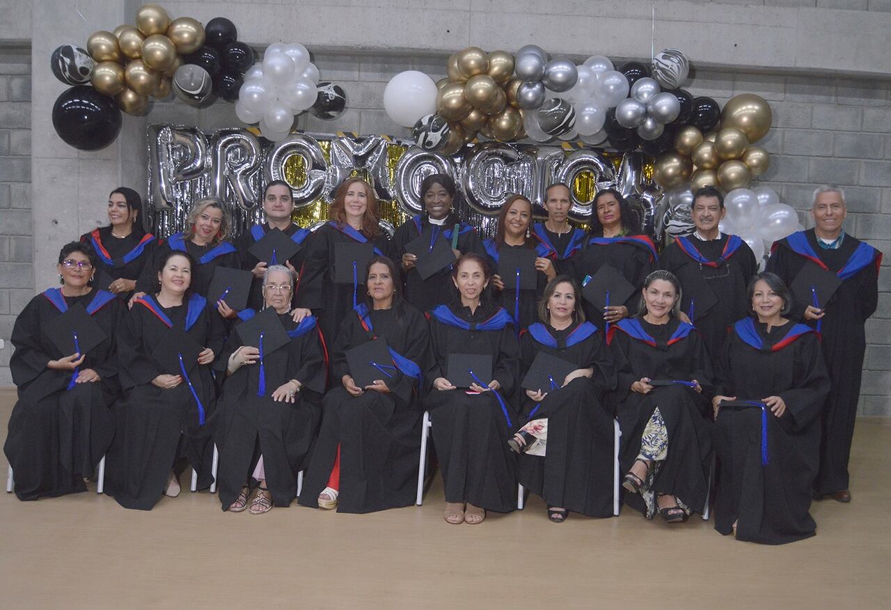 Graduarse del colegio, pero 40 años después
Historia de una ceremonia postergada. La promoción del año 83 del Colegio José María Vivas Balcázar se reunió para vivir el grado que nunca tuvo.