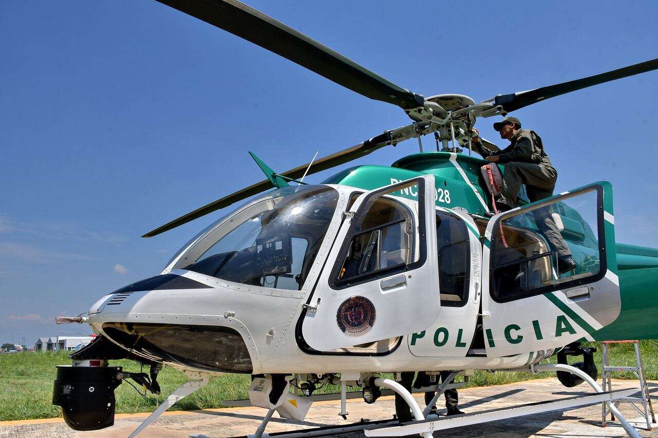 Con El Helicóptero El Halcón, la Policía protege a Cali en la Cop 16.
El Halcón, un helicóptero con el que la Policía Metropolitana patrulla los cielos de Cali en actividades de inspección, vigilancia aérea y apoyo a unidades en tierra, con capacidad de reacción inmediata.
Y aunque no es un helicóptero de combate, permite apoyar en minutos a nuestros patrulleros en diferentes operativos, identificando sospechosos a través de grabaciones diurnas y nocturnas con cámara térmica. Esto facilita el trabajo de investigación y judicialización realizado por la policía, el cuerpo técnico de investigación judicial y la Fiscalía, para llevar a los responsables de delitos ante la justicia. Fotos Raúl Palacios / El País.