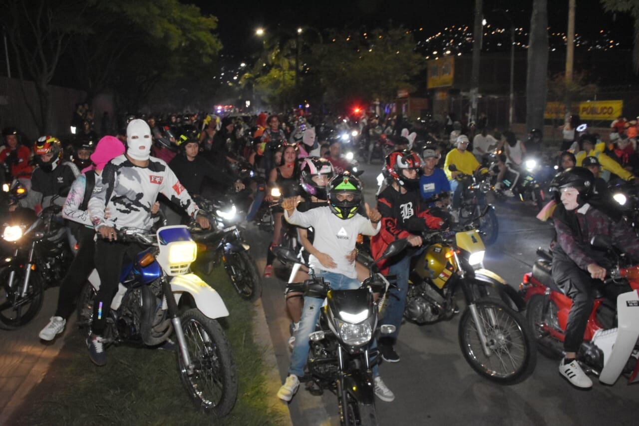 Caravanas de motociclistas en la noche de Halloween en Cali