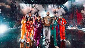 Maluma comparte con sus bailarines tras terminar el concierto "Medallo en el mapa".