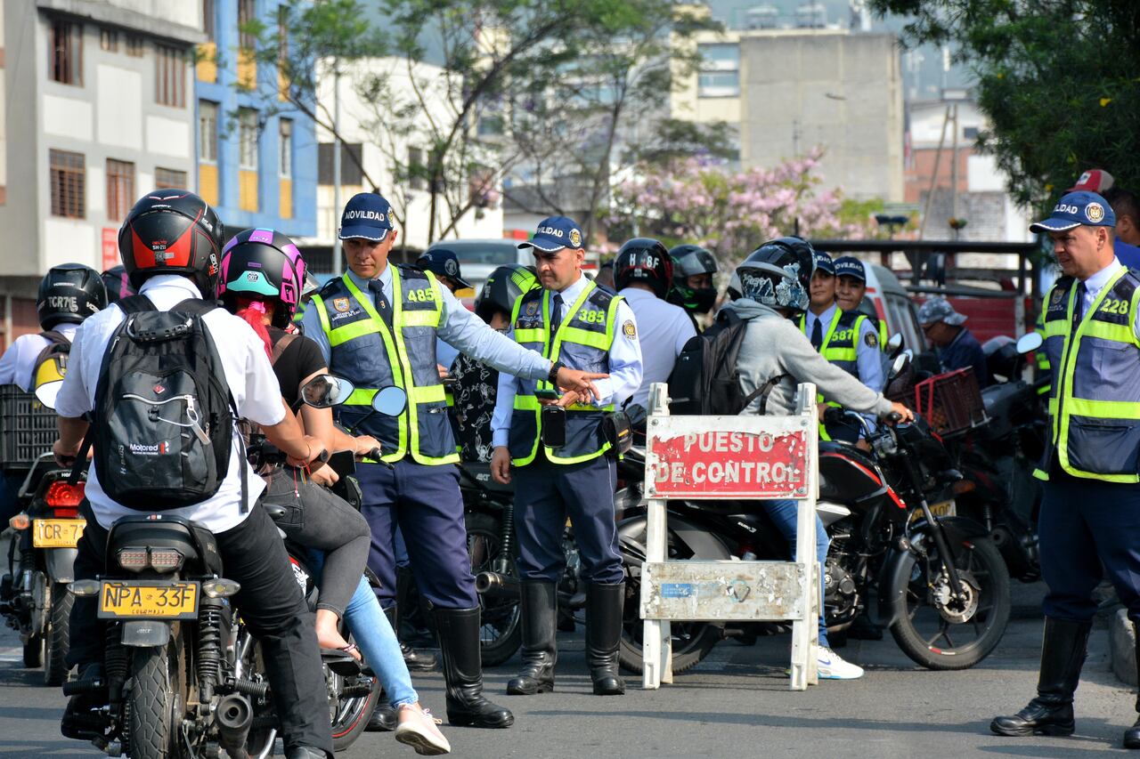 Continúan a diario los controles en el MIO. Los operativos de las autoridades se realizan en los carriles exclusivos del Sistema, con el fin de que los conductores de motos y vehículos aprendan a no invadir el carril exclusivo del MIO. Sin embargo, aún hay conductores que no acatan la medida e incluso intentan huir de los controles, arriesgando su vida y las de los demás. El conductor de esta moto se estrelló contra un vehículo de carga, al intentar escapar y dejó malherido a un guarda de tránsito que atropelló.