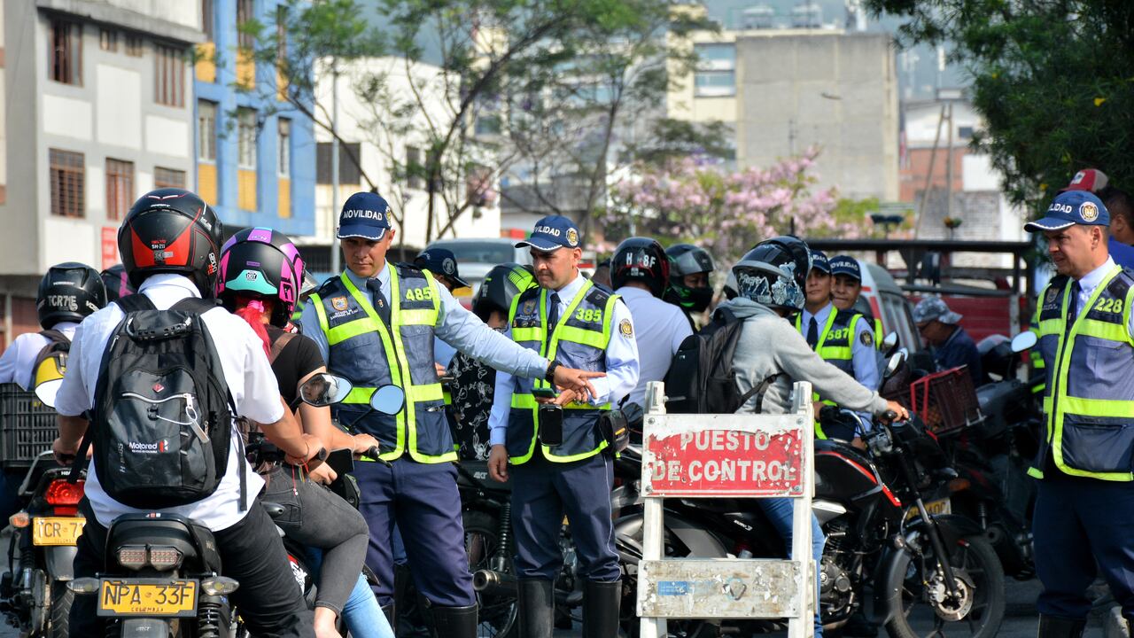 Continúan a diario los controles en el MIO. Los operativos de las autoridades se realizan en los carriles exclusivos del Sistema, con el fin de que los conductores de motos y vehículos aprendan a no invadir el carril exclusivo del MIO. Sin embargo, aún hay conductores que no acatan la medida e incluso intentan huir de los controles, arriesgando su vida y las de los demás. El conductor de esta moto se estrelló contra un vehículo de carga, al intentar escapar y dejó malherido a un guarda de tránsito que atropelló.