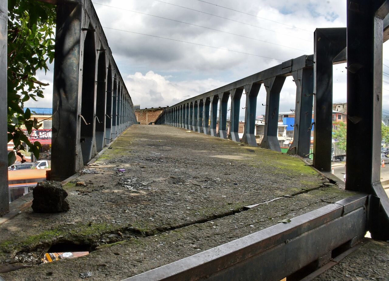 El puente de la Carrera 8 con Calle 78 tiene un hueco en su estructura, por el cual podría caer el pie de cualquier persona que lo transite.