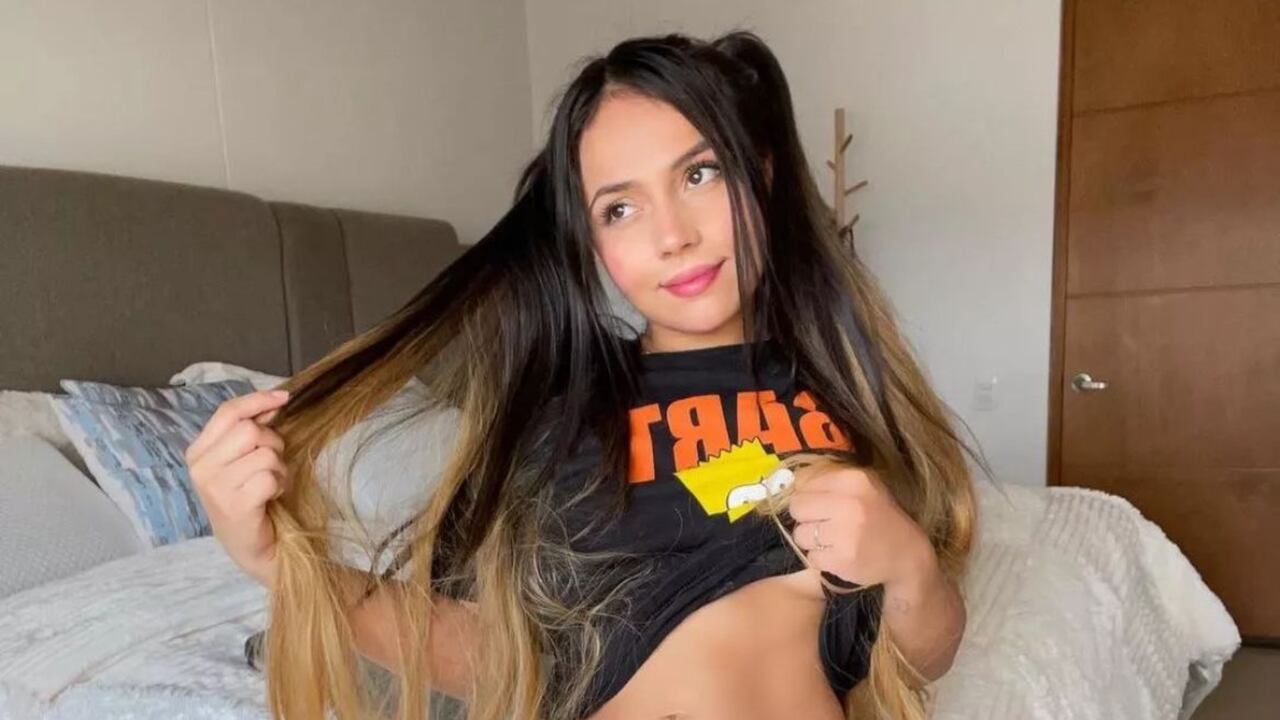 Con pequeña tanga y ligueros, Aida Córtes soprende con nueva marca de lenceria