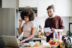 En la batalla constante por reducir el consumo energético del hogar, los drenadores de energía en la cocina son una preocupación central para muchos propietarios.