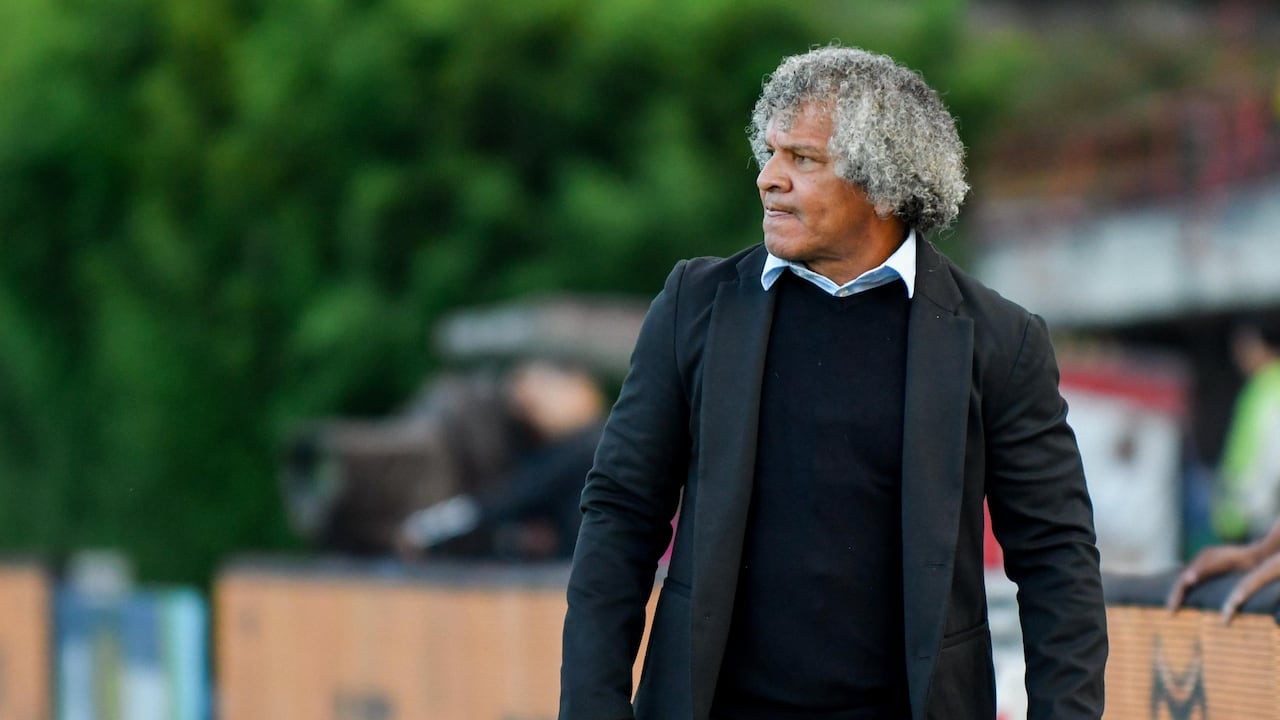 Alberto Gamero, director técnico del Deportivo Cali, durante el partido de la fecha 13 de la Liga II-2025, contra Águilas Doradas.