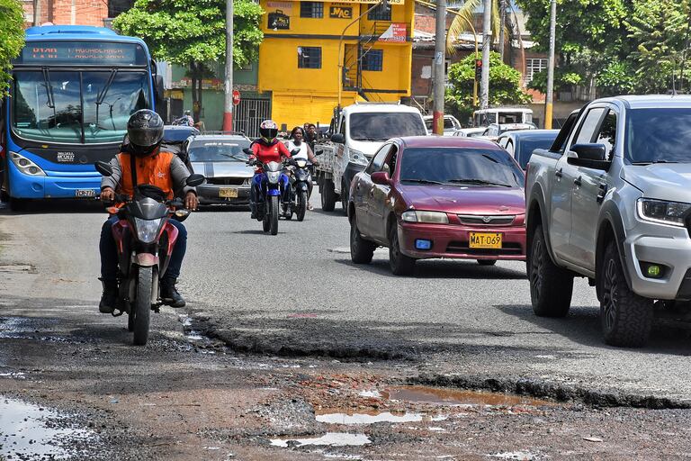 Mal estado de la malla vial en la avenida ciudad de Cali.