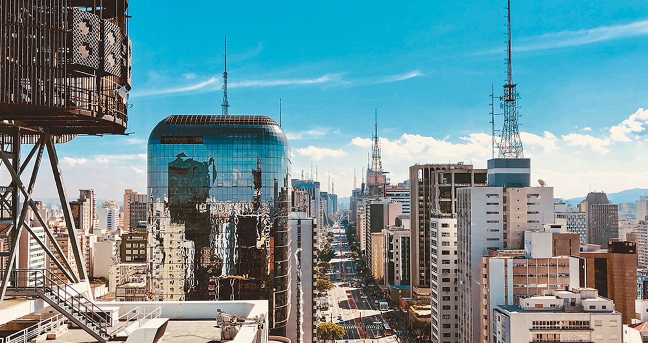 El Farol Santander está ubicado entre las avenidas Prestes Maia y do Estado. Esta última bordea al Parque Dom Pedro II, en pleno centro de la ciudad.
