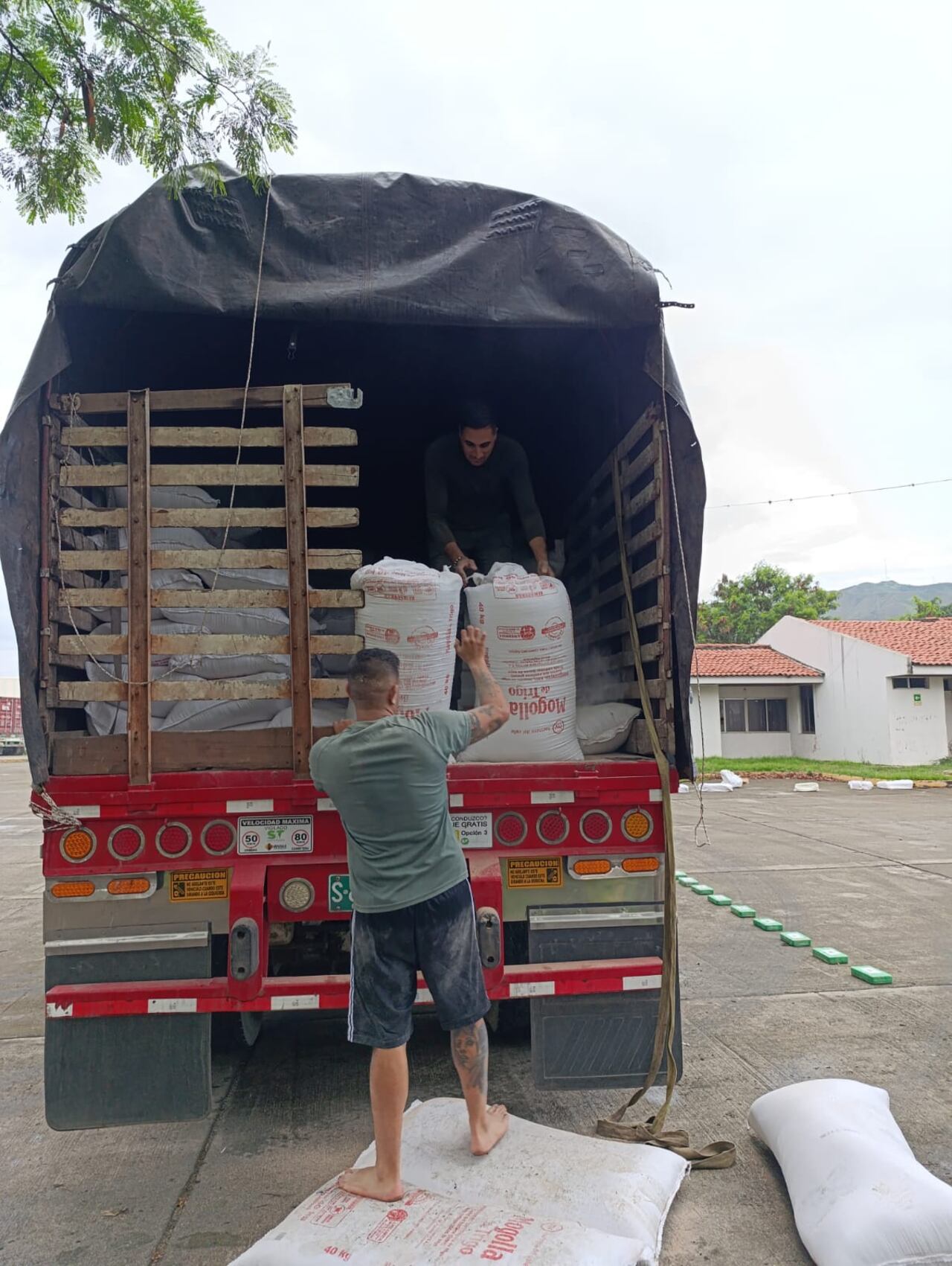 Gracias a labores de inteligencia, la Policía Nacional logró identificar a un vehículo que transportaba drogas por las vías del Valle del Cauca.