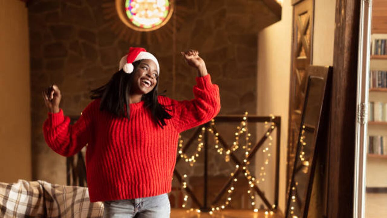 Algunas de las canciones de navidad incitan a las personas a bailar de la mejor manera.