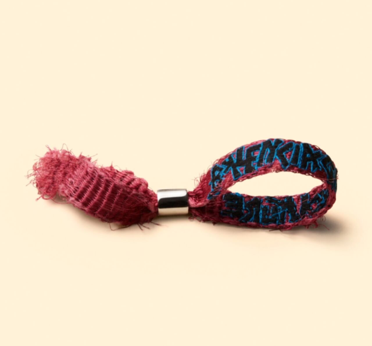 Balenciaga lanza su nueva 'pulsera usada' y causa polémica en las redes sociales.