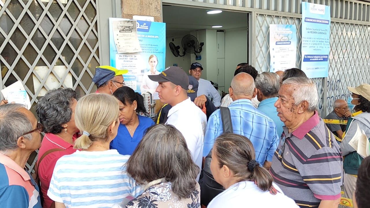 Largas filas Disfarma Cali 25 de marzo 2025.