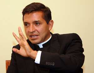 El padre Chucho habla de su salida de RCN, de la adopción de niños por parte de parejas gay y de los escándalos de pederastia que envuelven a la iglesia católica.