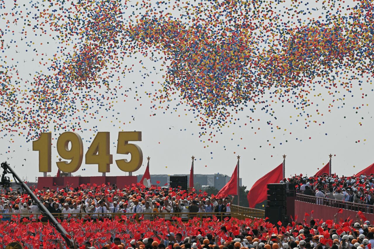 Se lanzan globos al final de un desfile militar que marca el 80 aniversario de la victoria sobre Japón y el fin de la Segunda Guerra Mundial, en la Plaza de Tiananmen de Beijing el 3 de septiembre de 2025. (Foto de Greg Baker / AFP)