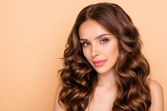 Las ondas naturales y los tonos miel predominan en las tendencias.