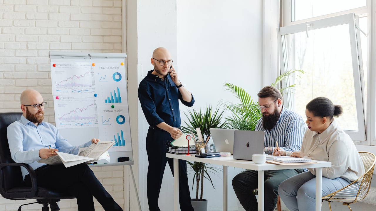 El profesional en Administración de Empresas tiene diversas habilidades que son requeridas como conocer la empresa de manera transversal, así como planear, organizar, direccionar y controlar en diversas áreas donde sea requerido.