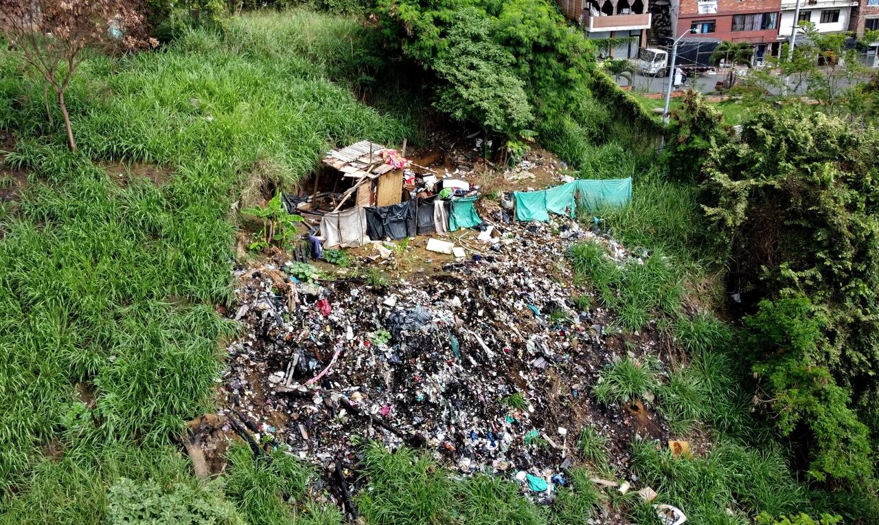 Más de seis meses debió esperar la comunidad de Santa Rita para que las autoridades desalojaron a las personas que habían armado un cambuche en un predio del municipio. Habitantes se quejaron de falta de controles por parte del Municipio. Foto: El País.