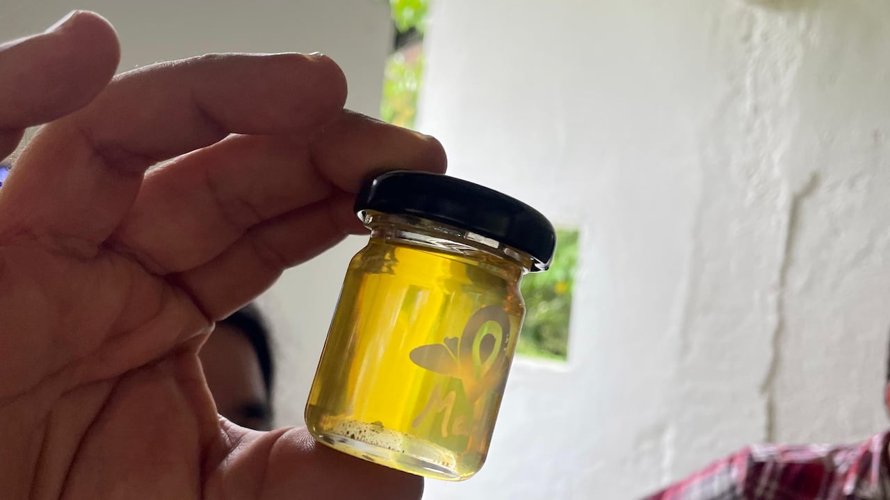 La miel de abejas nativas tiene un sabor menos dulce.