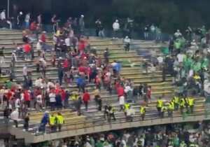 En la tribuna norte del estadio Atanasio Girardot de Medellín se registró una batalla campal, en medio del juego entre Nacional y Junior