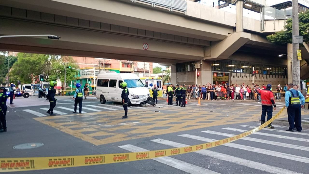 Siniestro vial en la avenida 80, frente a la estación Floresta del Metro de Medellín.
