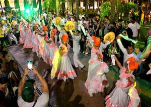 Inauguración del stand de Cali, en la Plaza de Cayzedo. Fotos Raúl Palacios / El País.