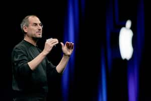 El CEO de Apple, Steve Jobs, abre la conferencia Apple Worldwide Developers con su discurso de apertura el 6 de junio de 2005 en el Moscone Center en San Francisco, California.