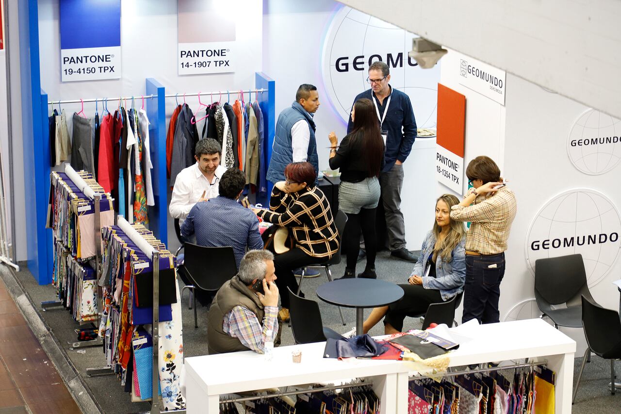La diversa muestra comercial de Createx permite a los visitantes profesionales conectar con distintos proveedores de insumos y servicios textiles.